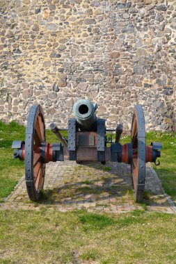 Almanya 'daki Homberg Efze' nin eski şehir duvarının önündeki tarihi top.
