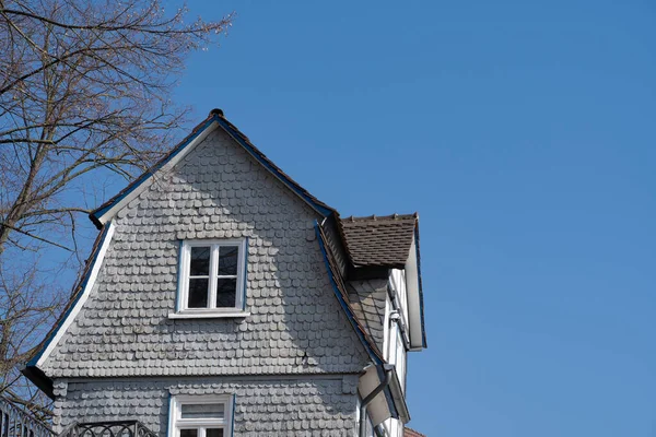 Antigua Casa Con Tejas Grises Fachada Cielo Azul Espacio Copia — Foto de Stock