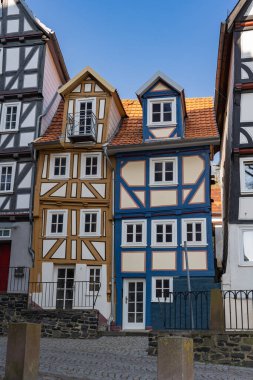 Almanya 'nın Homberg Efze kentindeki yarı ağaçlı evleri daraltın.