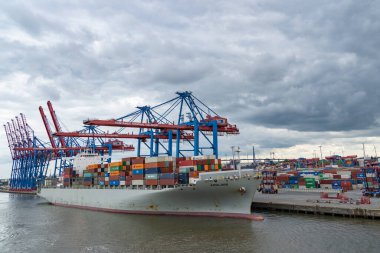 30 Mayıs 2022 'de Hamburg, Almanya' da tam dolu bir konteyner gemisi.