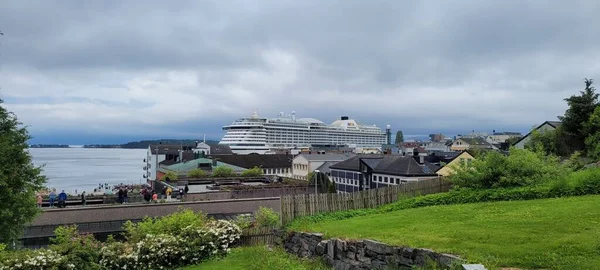 Molde Limanı Norveç Bulutlu Bir Günde Haziran 2022 Yolcu Gemisi — Stok fotoğraf