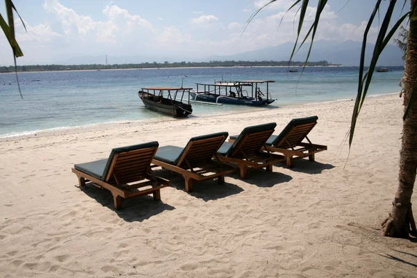 Pabellón de descanso en la playa en la isla Gili, Trawangan, Indonesia —  Fotos de Stock