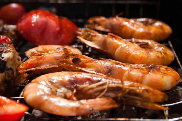 Langostinos a la parrilla en la barbacoa en la fiesta del jardín Fotos de stock libres de derechos