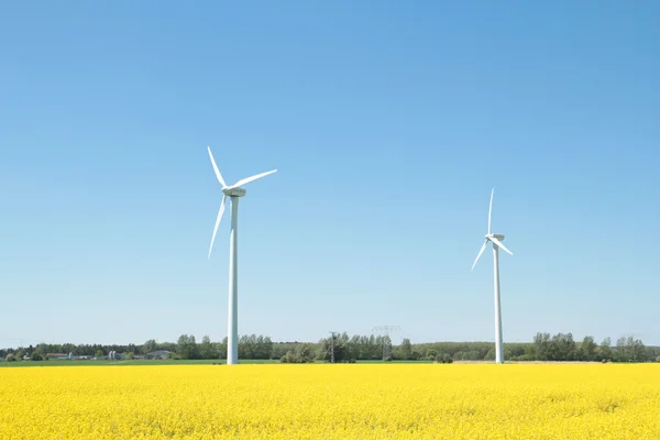 Duas turbinas eólicas — Fotografia de Stock