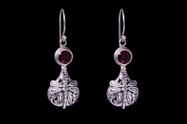 siyah zemin gümüş küpe