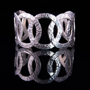 Siyah arka planda güzel gümüş bilezik