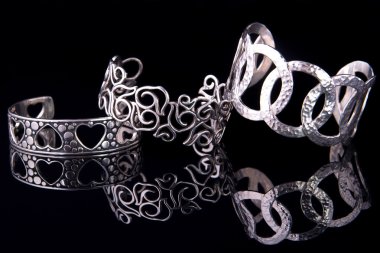 Siyah arka planda güzel gümüş bilezik