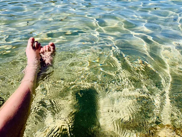 Ragazzo Adolescente Seduto Sulla Spiaggia Sabbia Acqua Godersi Giornata Estiva — Foto Stock