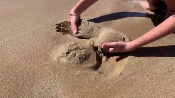 4k video. Çocuk kumsalda kumdan kale yapıyor. — Stok video