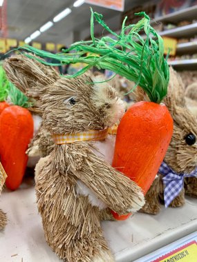 Dükkanında havuç olan şirin Paskalya Tavşanı