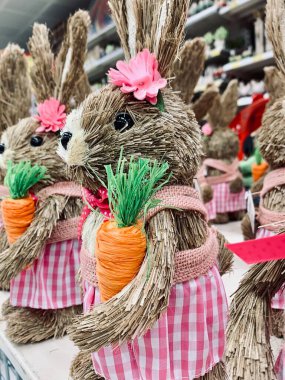 Dükkanında havuç olan şirin Paskalya Tavşanı