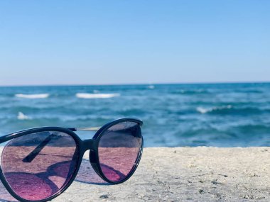 Sahilde güneş gözlüğü. Güzel deniz manzaralı duvar kağıdı, arkaplan kopyalama alanı