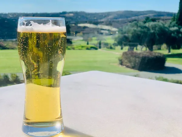 Půllitr piva ležák na zemi hospodě pivo zahradní stůl — Stock fotografie