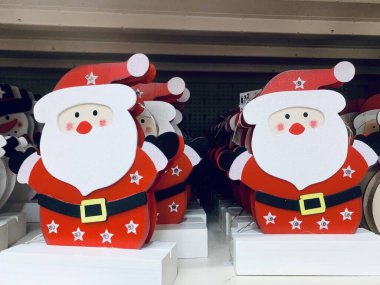 Mutlu noel babalar süsleme bebekleri rafta yan yana oturuyor.
