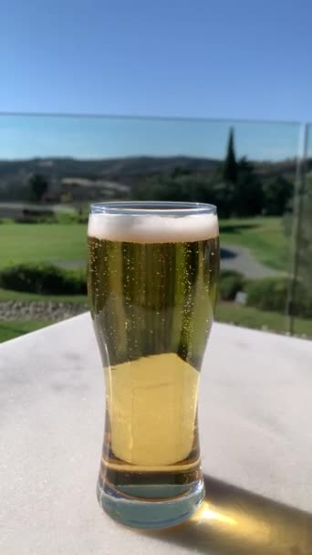 Cold Light Bier Een Glas Met Waterdruppels Belletjes Bier Dicht — Stockvideo