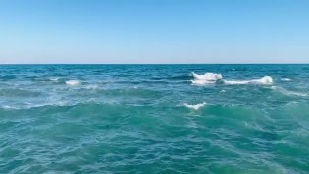 Mavi su dalgaları yüzeyi, fotokopi alanı olan güzel bir arka plan. Temiz içme suyu, renkli bir video. Çevresel sorunlar, içme suyu eksikliği, iklim değişikliği, kuraklık, küresel ısınma. — Stok video