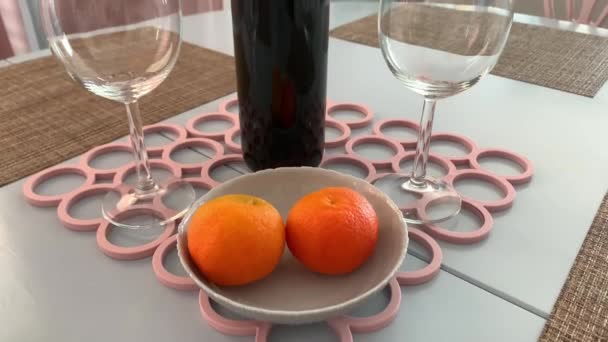 Taze Meyve Mandalinası Kırmızı Şarap Şişesi Yemek Için Masada Iki — Stok video