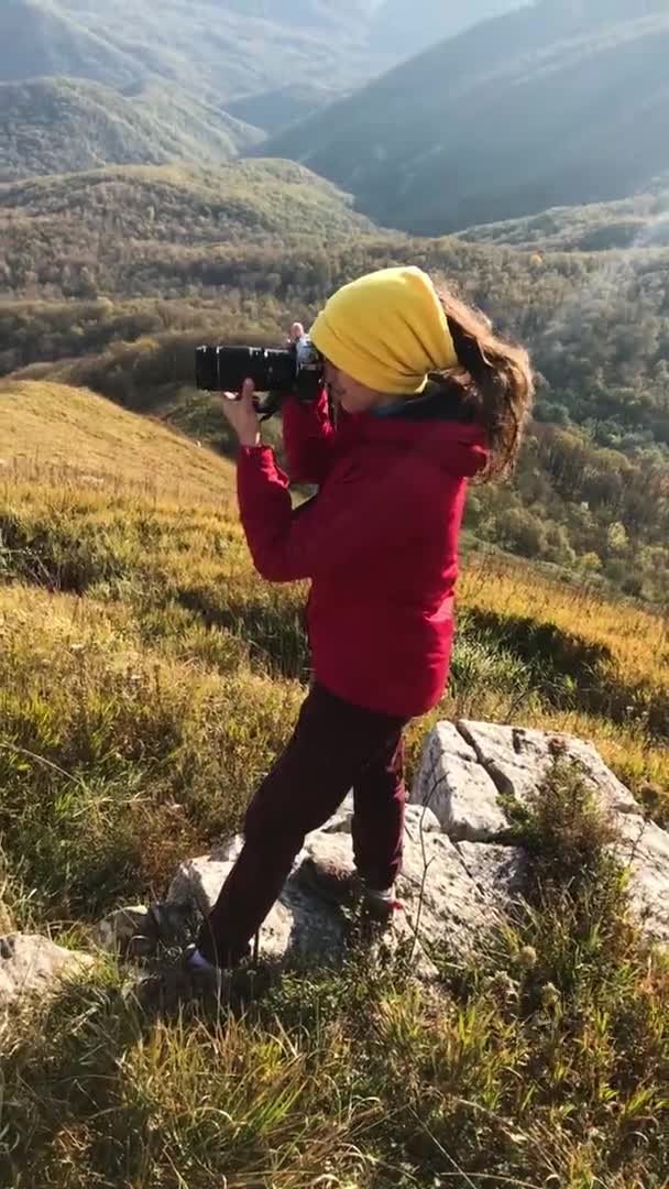 Mujer Fotógrafa Viajera Está Pie Las Montañas Busca Ángulo Adecuado — Vídeo de stock