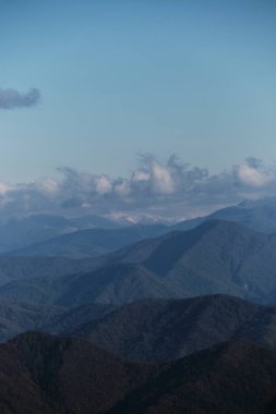 Dağ ormanları ve kardaki kaya tepeleri ufukta görülebilir. Tepeden tırnağa manzara ve Kafkas rezervlerinin yüksek dağları. Asgari doğa ekran koruyucusu.