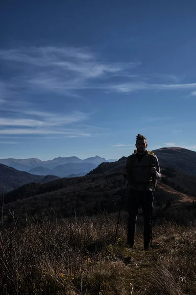 Kaukasische Jonge Mannelijke Reiziger Wandelt Door Bergen Met Grote Rugzak — Stockfoto