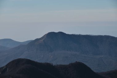 Rusya 'nın doğası. Uzaktan bir dağdan diğerine bak. Erkeklerin dokunmadığı vahşi yaşam güzeldir. Panoramik dağ sonbahar manzarası.