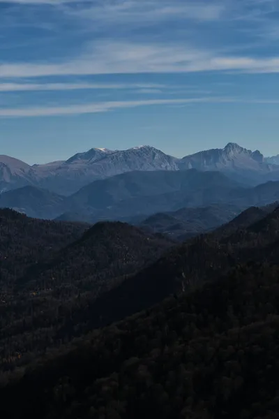 Verte Steile Kliffen Silhouetten Van Grote Besneeuwde Bergtoppen Prachtig Panoramisch — Stockfoto