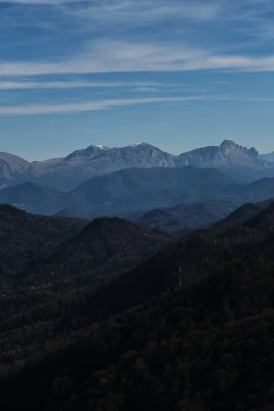 Distância Penhascos Íngremes Silhuetas Grandes Picos Montanhas Cobertas Neve Bela — Fotografia de Stock