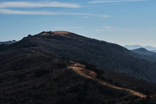 Prachtig Uitzicht Berglandschap Herfstdal Nationaal Park Silhouetten Van Bergen Donker — Stockfoto
