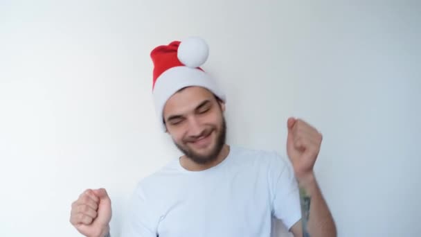 Homem Bonito Caucasiano Chapéu Vermelho Papai Noel Fundo Branco Sorri — Vídeo de Stock
