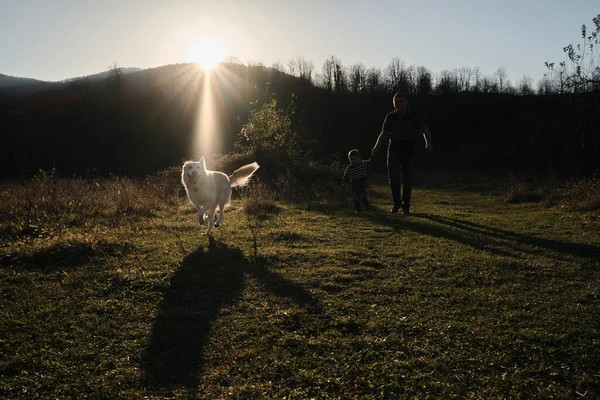 Unge Kaukasiske Mannen Går Med Sin Son Och Vita Hund — Stockfoto