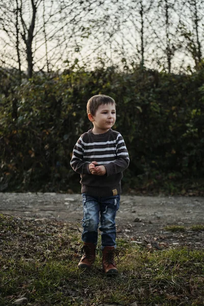 Μικρό Καυκάσιο Τρίχρονο Αγόρι Ριγέ Πουλόβερ Τζιν Και Μπότες Στέκεται — Φωτογραφία Αρχείου