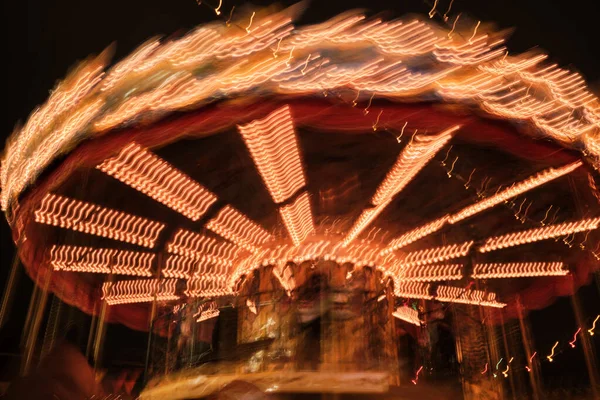 18.12.2021 Rusya Moskova. Kızıl Meydan. İlginç bir efekt ve ışık deneyi. Yıldırımlı ve parlak Noel çelenkleriyle dolu bir atlıkarınca uzun pozlarda çekildi..