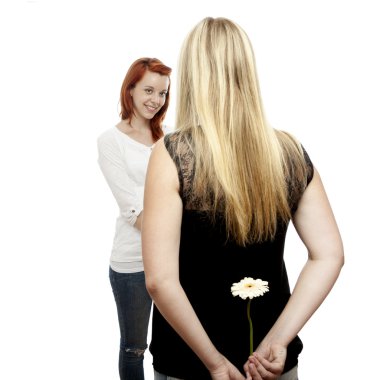 genç güzel kırmızı ve sarı saçlı kız arka çiçekli