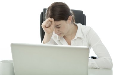 esmer genç iş kadını frustated laptopunu olduğunu.
