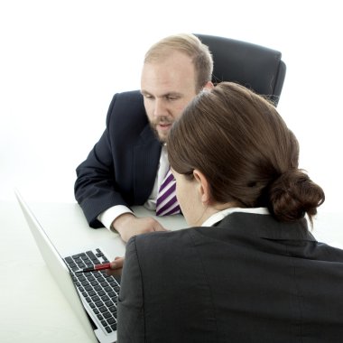 Sakal iş adam esmer kadın masa laptop açıklamak