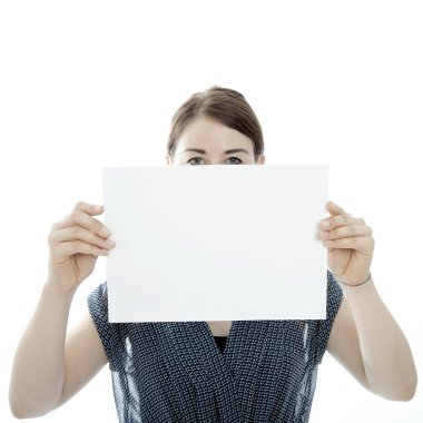 genç esmer kadın tutmak boş sayfa