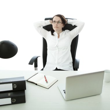 Gözlüklü kendine güvenen genç esmer iş kadını