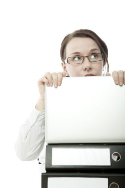 gözlüklü esmer genç iş kadını laptop gizlemek