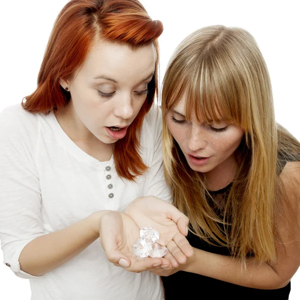 Junge schöne rot- und blondhaarige Mädchen klaffen über Diamanten — Stockfoto