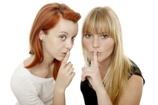 Junge schöne rot- und blondhaarige Mädchen unterschreiben halten dieses Geheimnis — Stockfoto