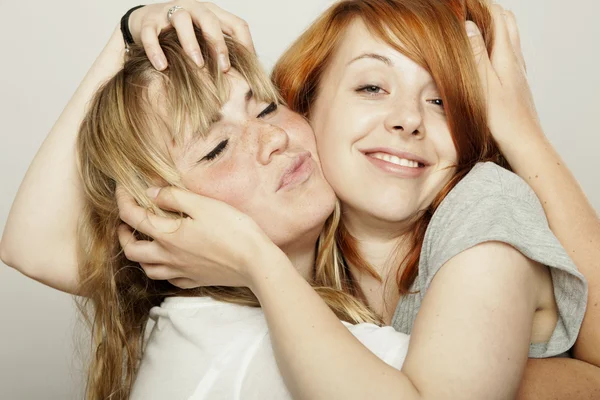 Red and blond haired girls tousle hair — Stock Photo, Image