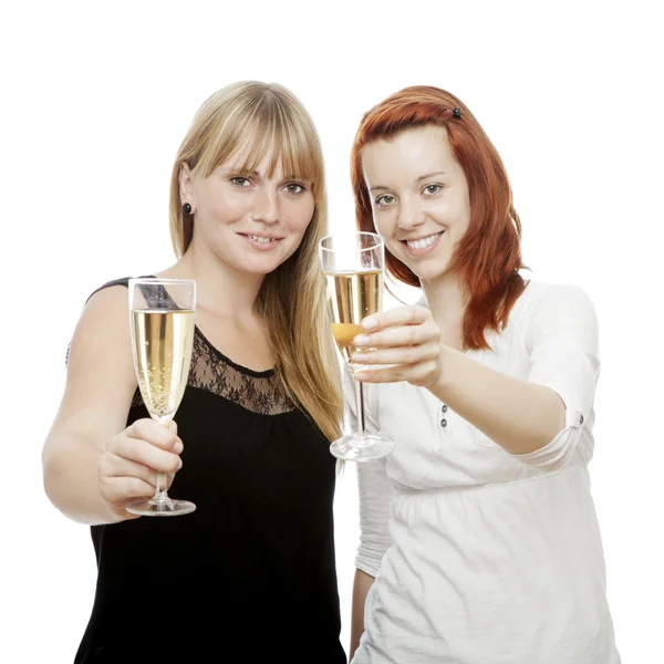 Unga vackra röda och blonda hår flickor med skål med champagne — Stockfoto