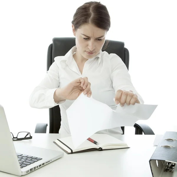 Jonge zakelijke vrouw scheur papier op haar Bureau — Stockfoto