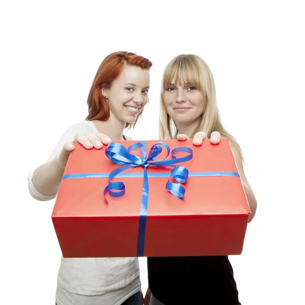 Jonge mooie rode en blond haired meisjes heeft een cadeautje voor u — Stockfoto