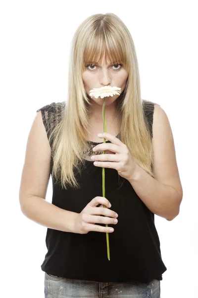 Junge schöne blondhaarige Mädchen riechen auf Blume — Stockfoto
