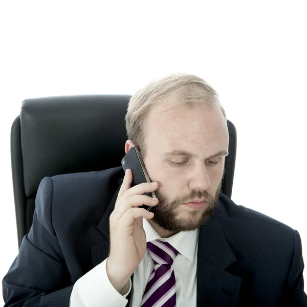 Skägg affärsman pratar på mobiltelefon — Stockfoto