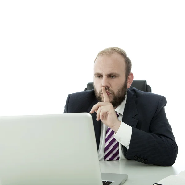 Bärtiger Geschäftsmann unterschreibt leise an Person im Laptop — Stockfoto