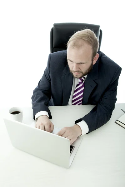 Homme d'affaires travaillant sur bureau avec ordinateur portable — Photo