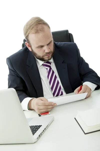 Barba hombre de negocios firmar contrato en el escritorio — Foto de Stock