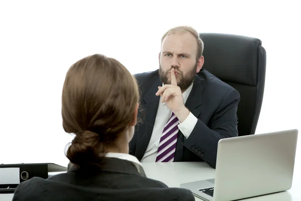 Baard zakenman brunette vrouw op Bureau heeft een geheim — Stockfoto